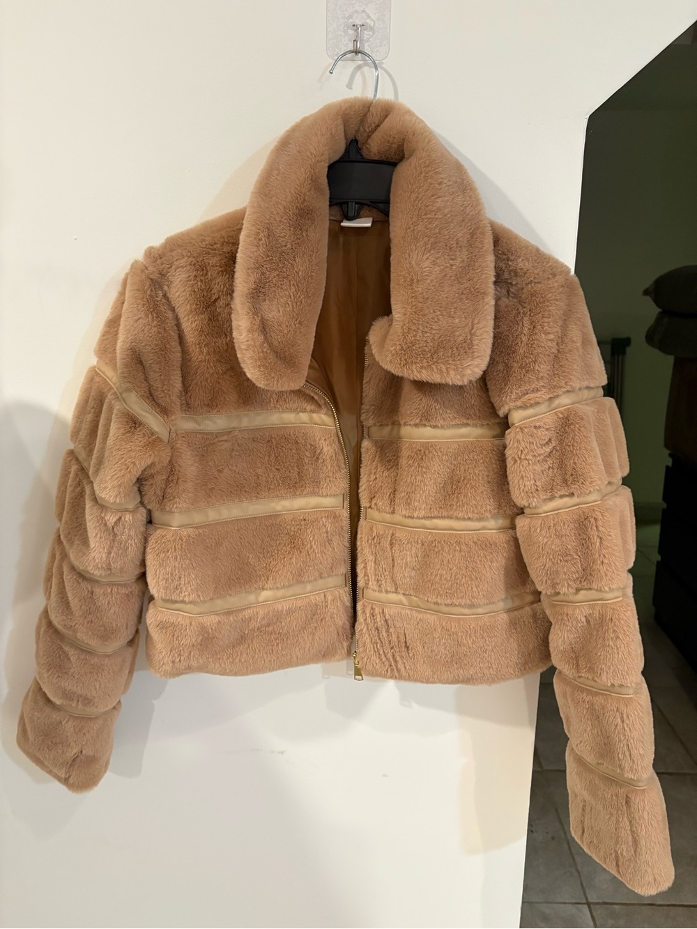 Women’s Plush Faux Fur Cropped Coat - Camel